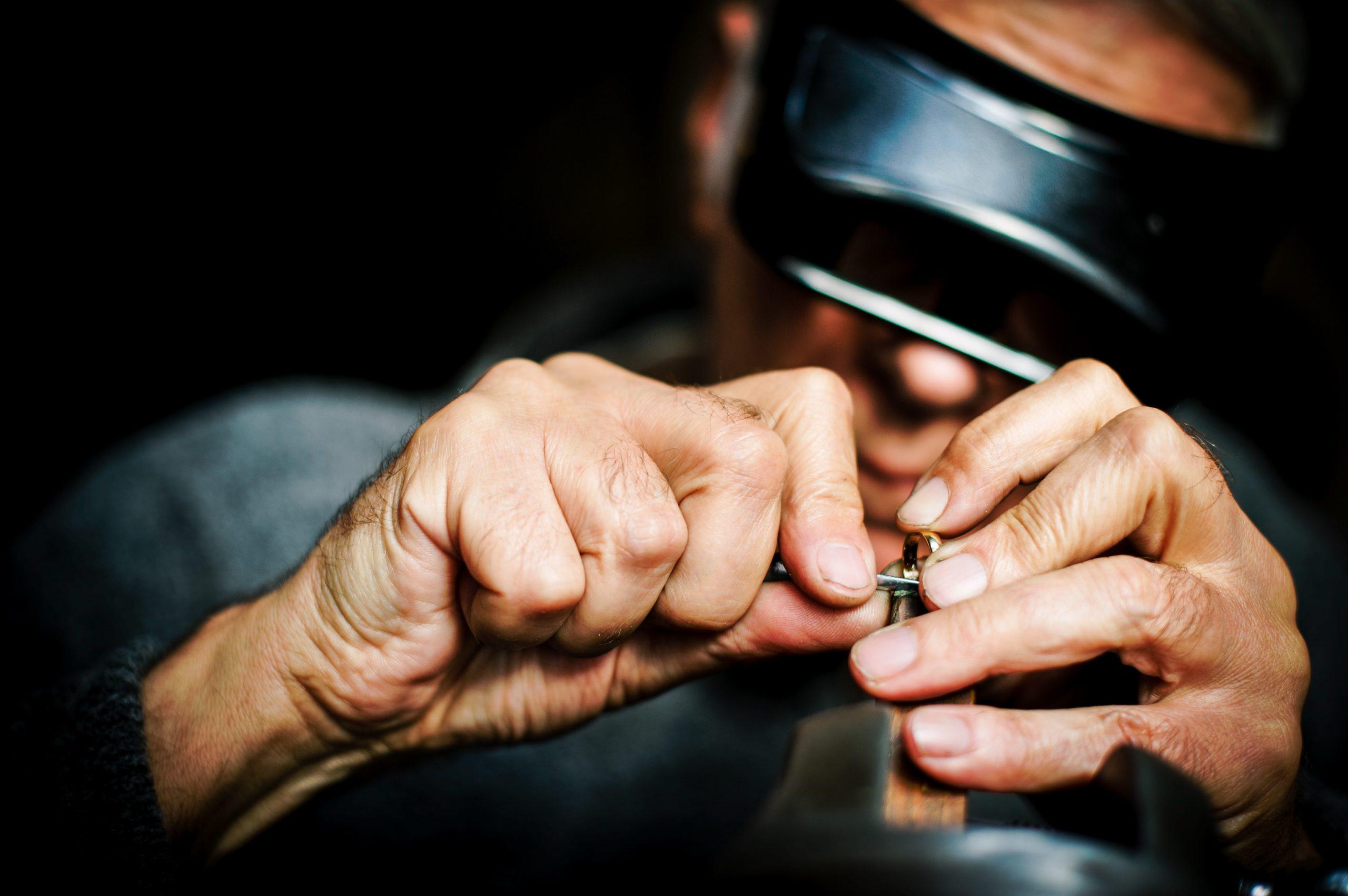 Ein Juwelier arbeitet an einem Ring