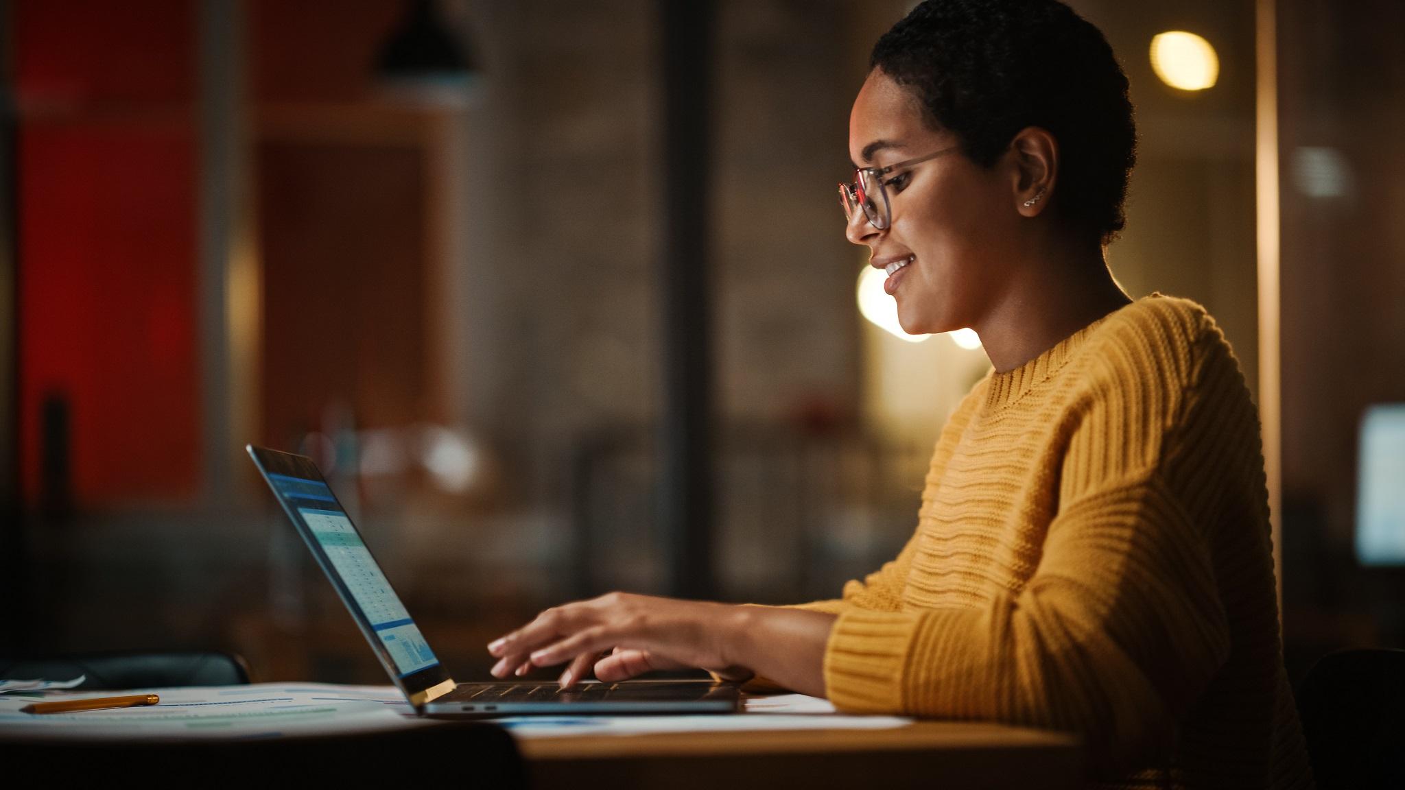 Junge Frau arbeitet am Laptop