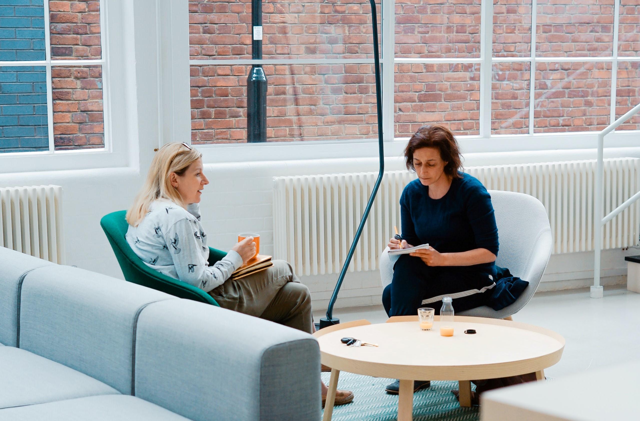 Zwei Frauen in einer zwanglosen Besprechung